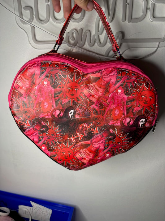 Herzförmige Handtasche | Rot-Rosa Horror-Tarot-Druck Handtasche | Gothische Zodiac-Clutch | Lack-Vinyl-Henkeltasche | Einzelstück