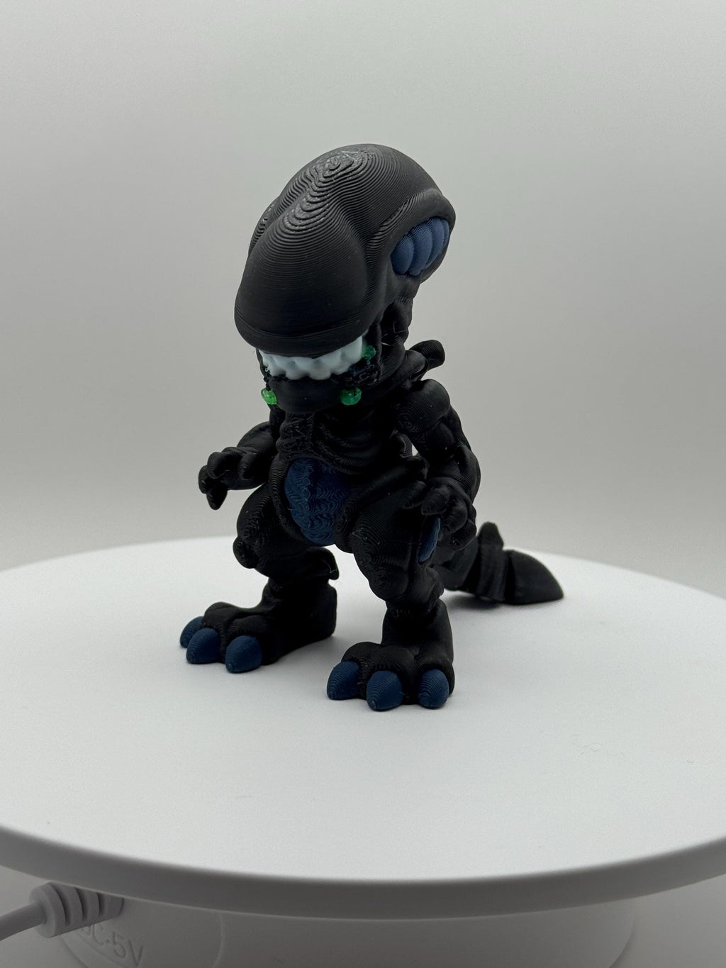 3D Printed Xenomorph Figurine: Articulated Alien Desk Toy