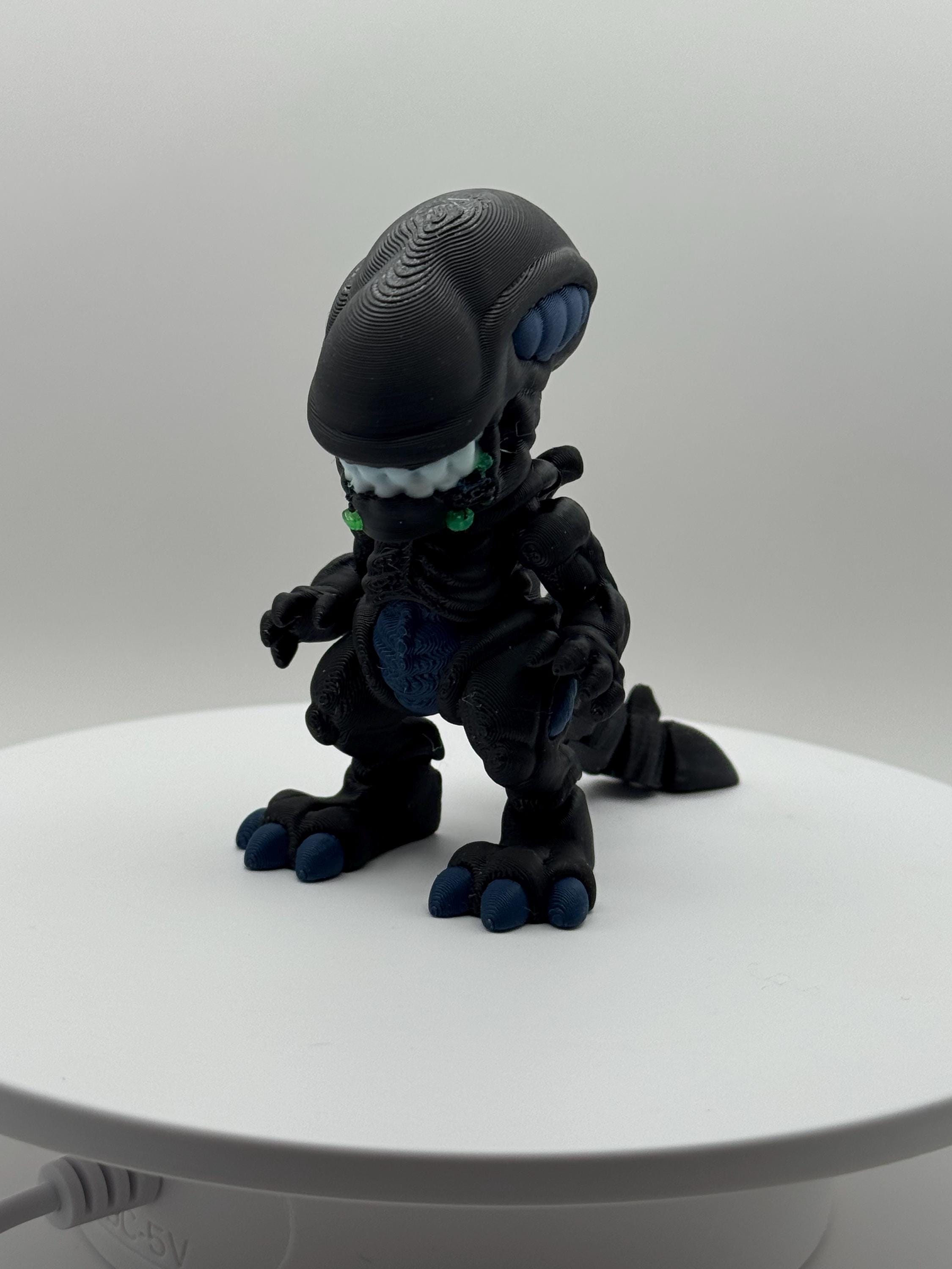 3D Printed Xenomorph Figurine: Articulated Alien Desk Toy