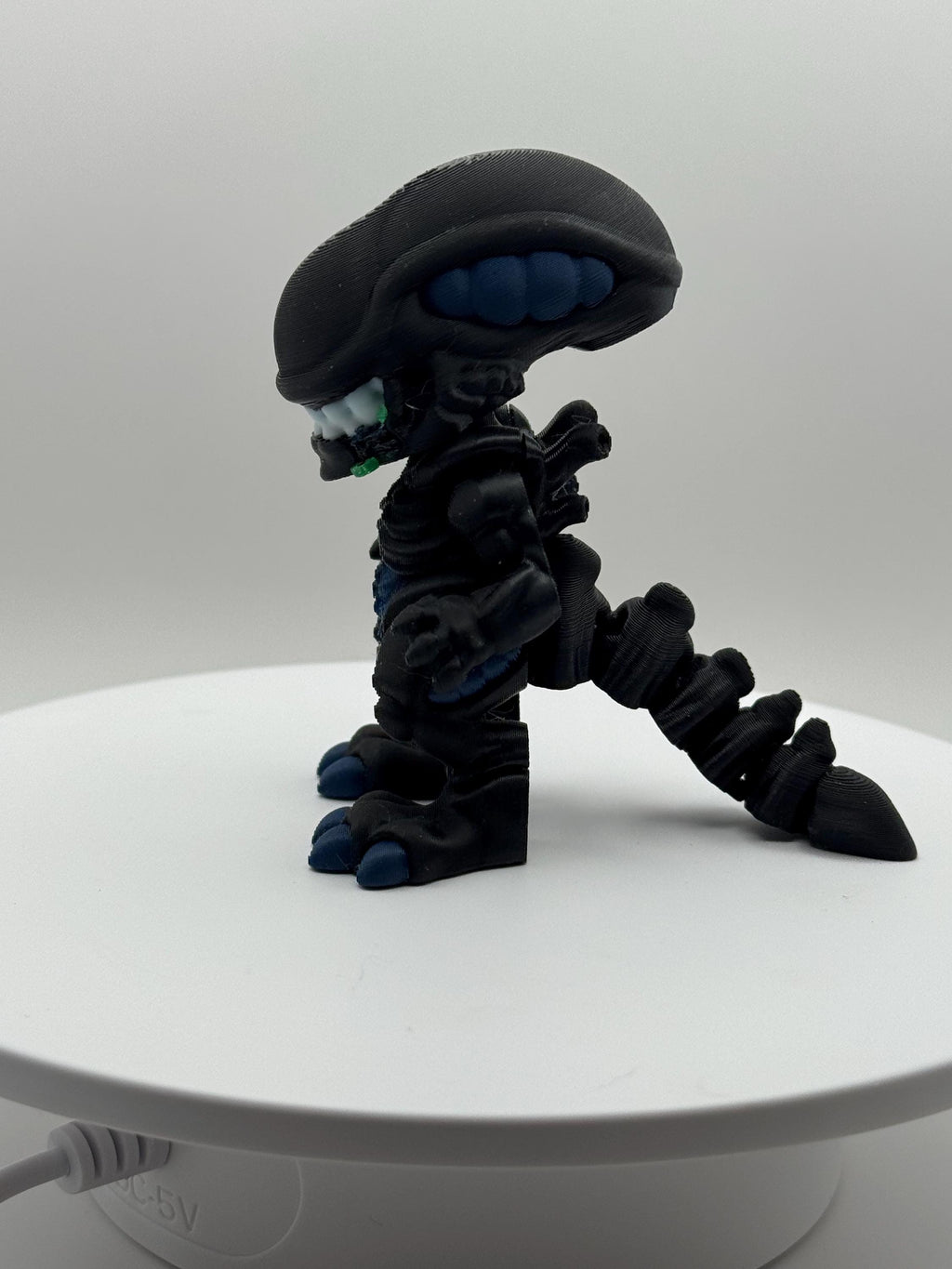 3D Printed Xenomorph Figurine: Articulated Alien Desk Toy