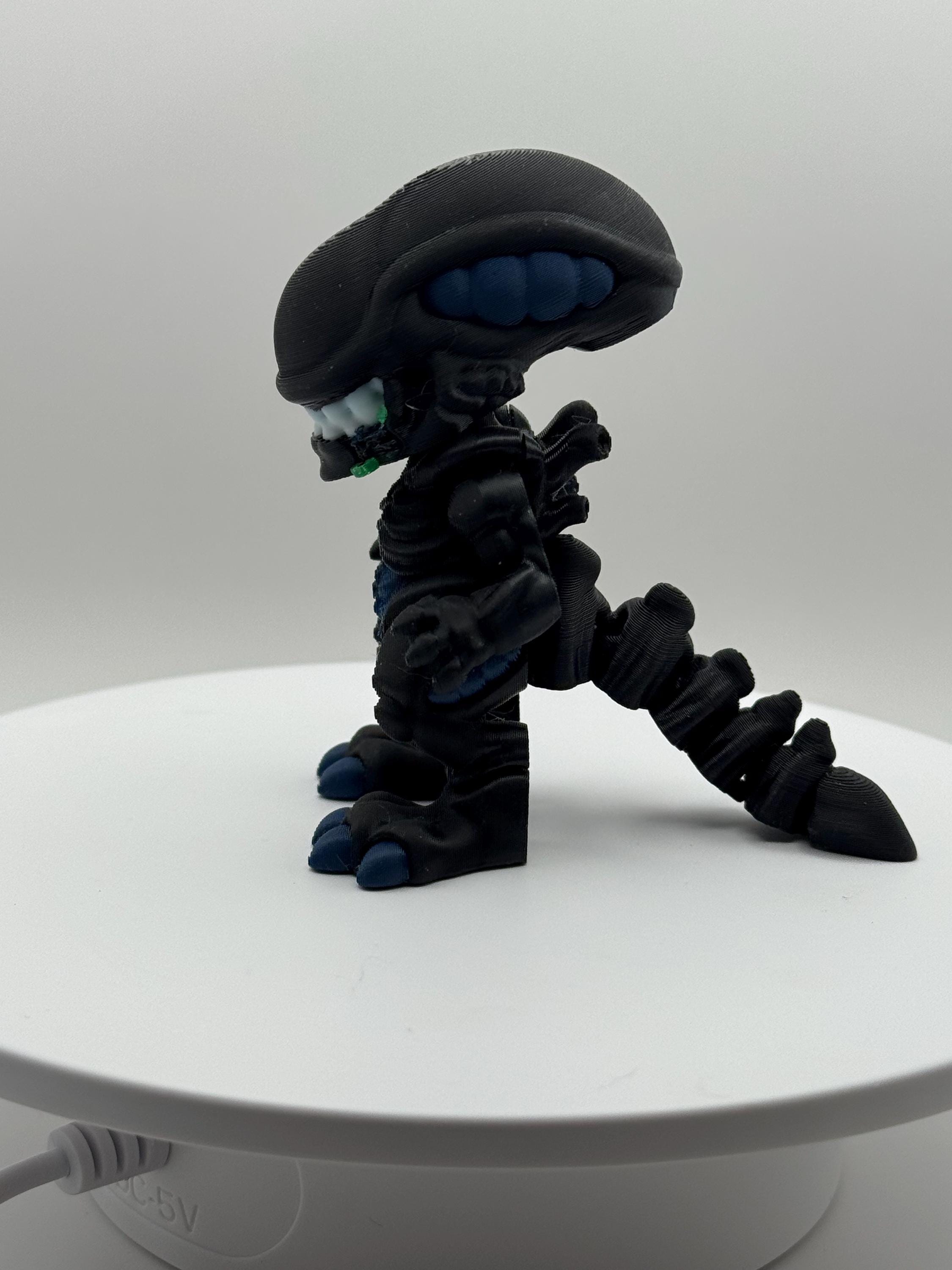3D Printed Xenomorph Figurine: Articulated Alien Desk Toy