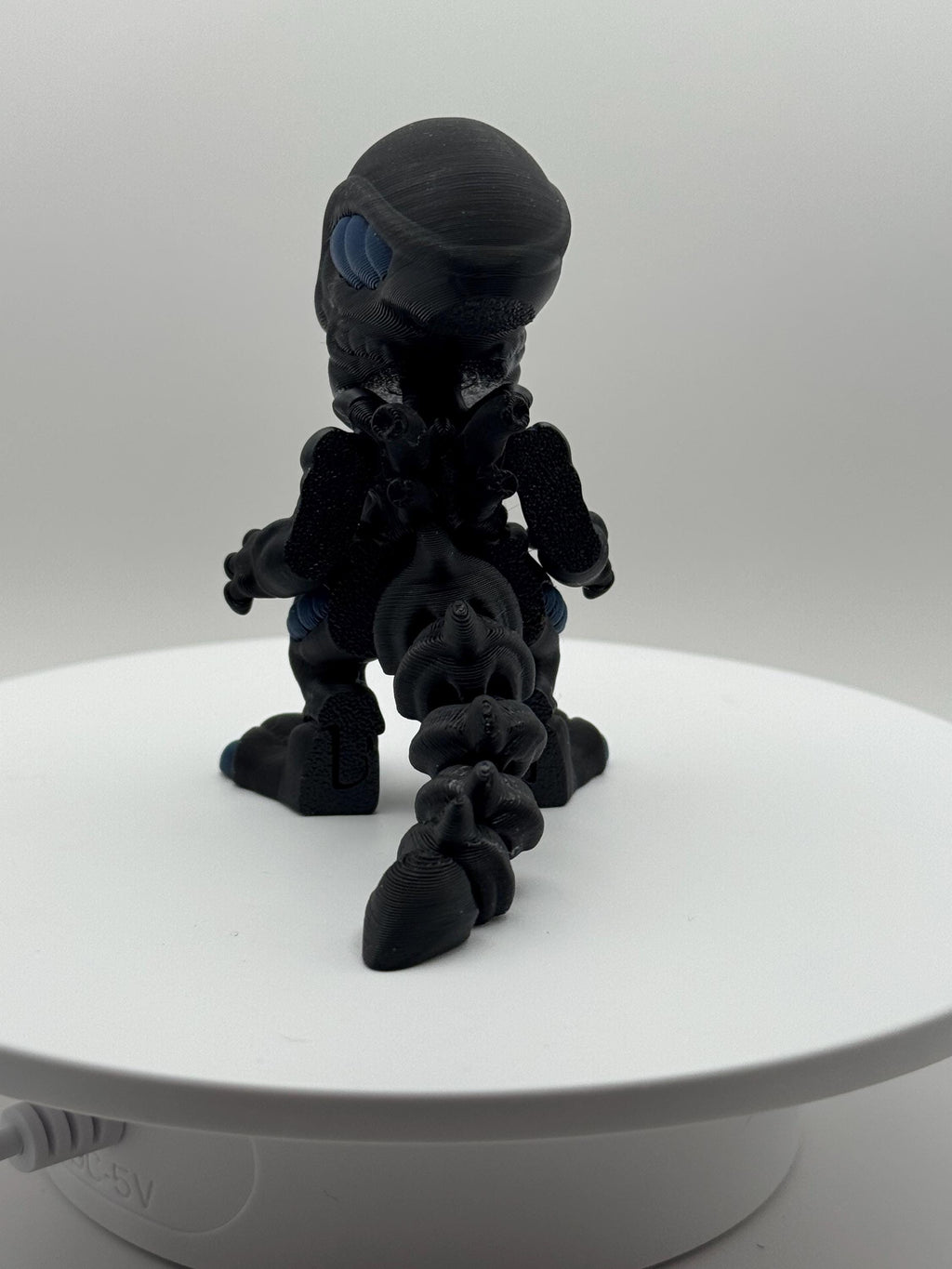 3D Printed Xenomorph Figurine: Articulated Alien Desk Toy