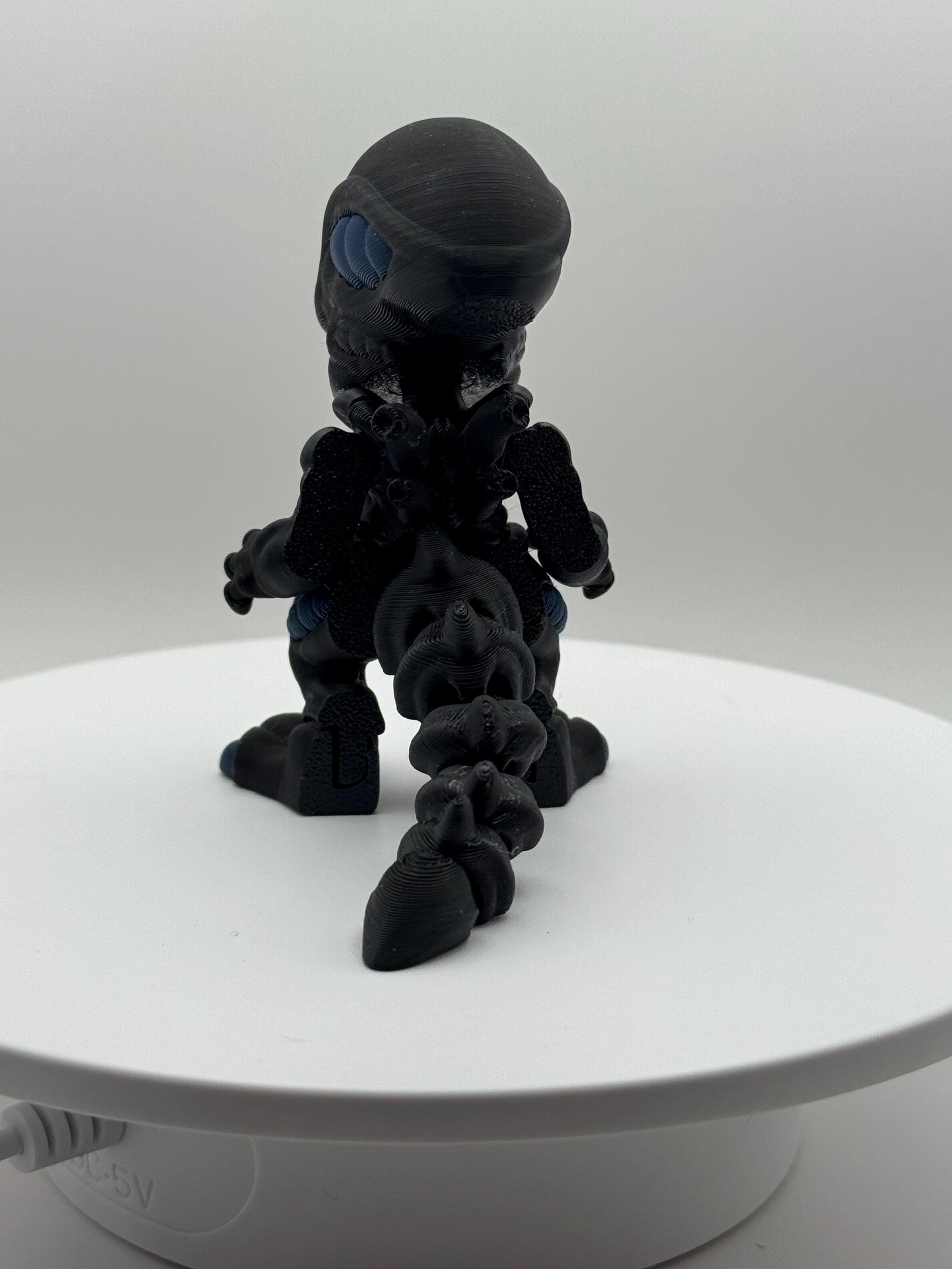 3D Printed Xenomorph Figurine: Articulated Alien Desk Toy