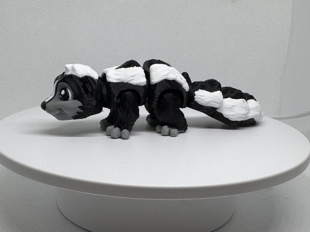 Articulated Flexi Skunk 3D Printed Toy – Wiggling Desk Buddy, Animal Lover Gift