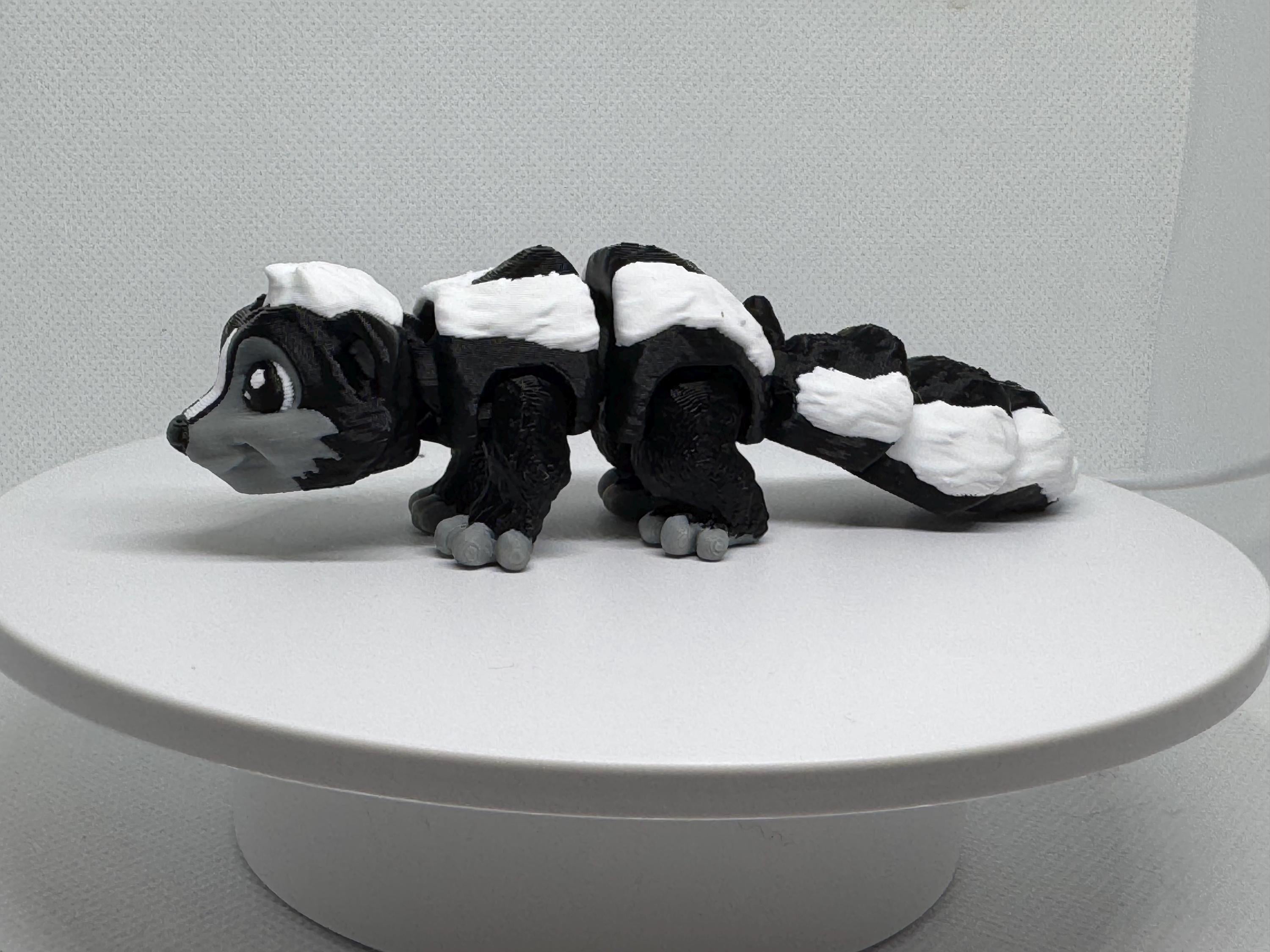 Articulated Flexi Skunk 3D Printed Toy – Wiggling Desk Buddy, Animal Lover Gift