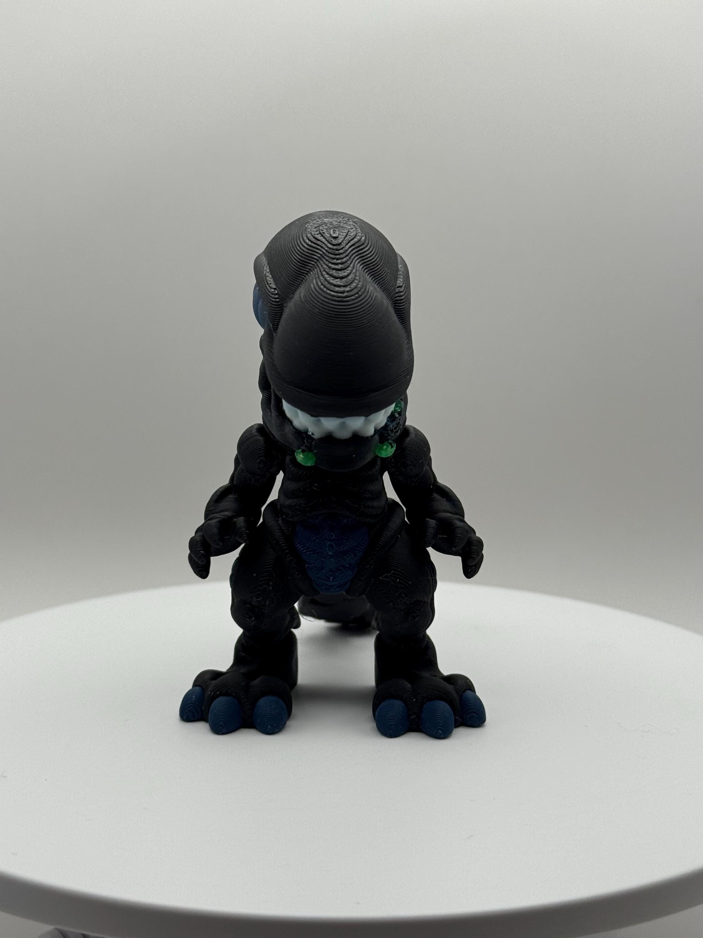 3D Printed Xenomorph Figurine: Articulated Alien Desk Toy