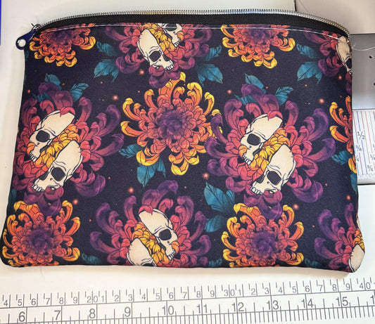 Skull and chrysanthemum print zipper pouch