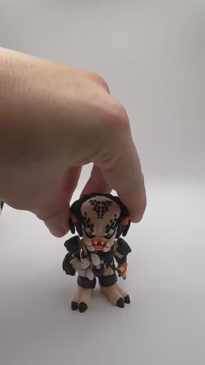 3D Printed Flexi Predator Figurine: Articulated Sci-Fi Desk Toy