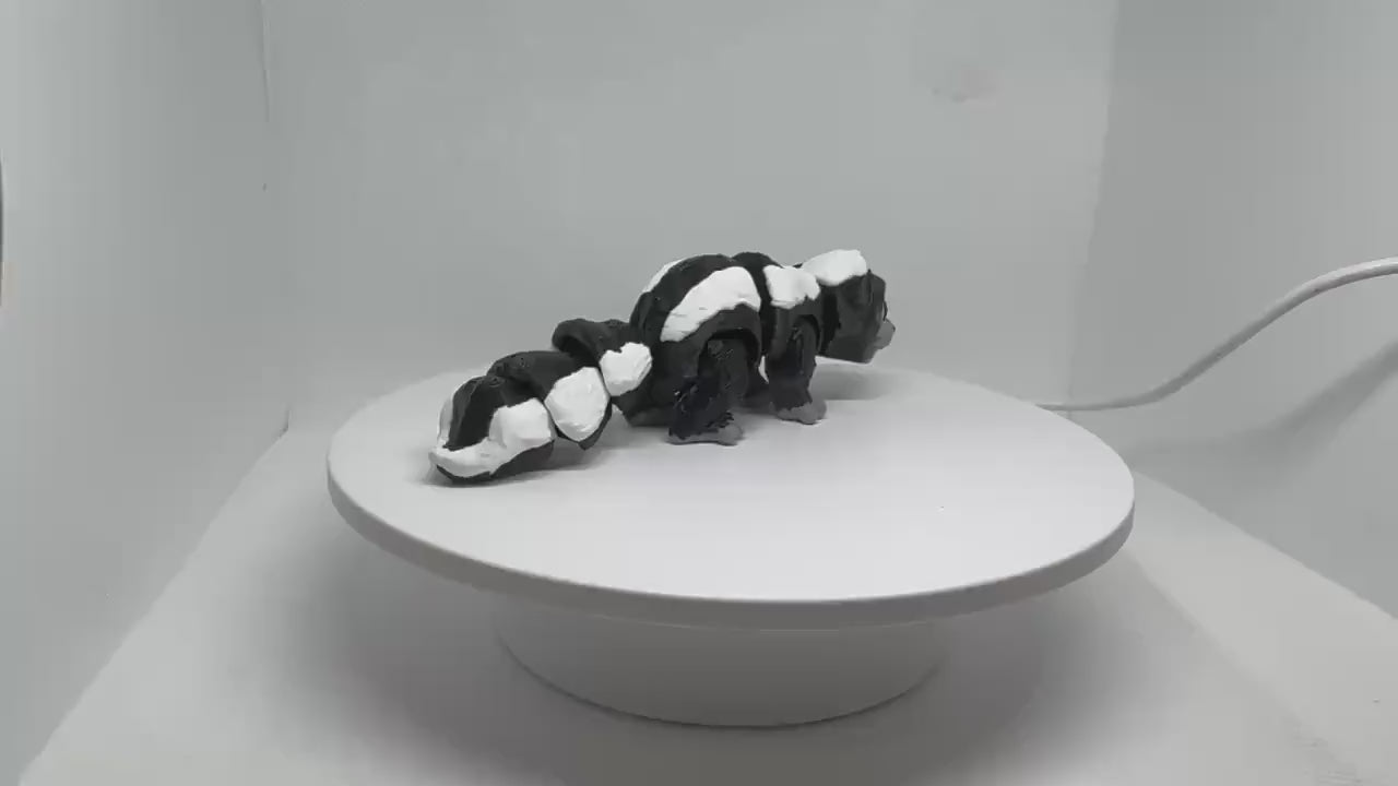 Articulated Flexi Skunk 3D Printed Toy – Wiggling Desk Buddy, Animal Lover Gift